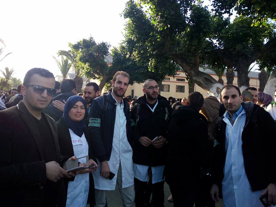 Des centaines de médecins résidents manifestent à Oran (Vidéo)