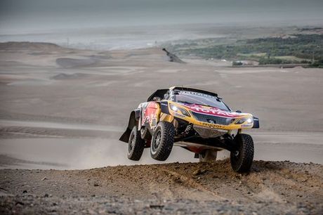 Dakar 2018 (Etape 5) : Nouvel victoire de Peterhansel, abandon de Loeb