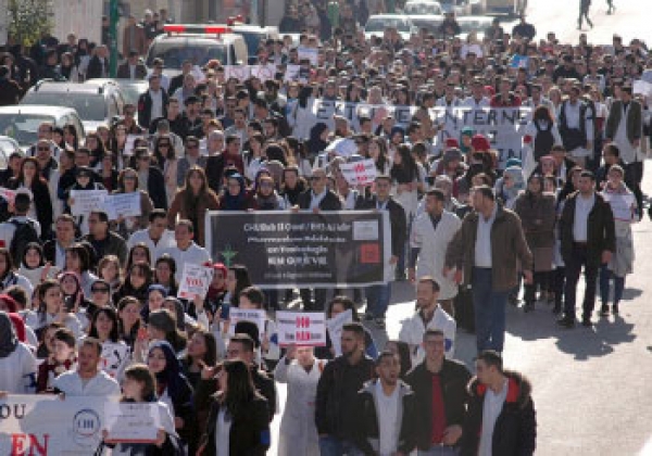 La marche a drainé près d’un millier de participants : Mobilisation réussie des médecins résidents à Tizi Ouzou