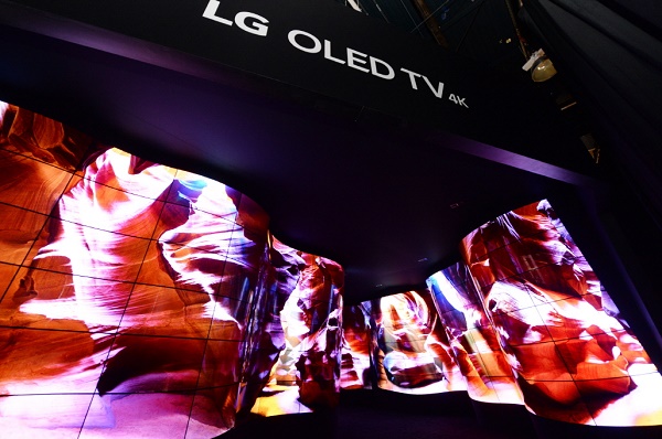 Le dispositif LG OLED Canyon impressionne les visiteurs du CES