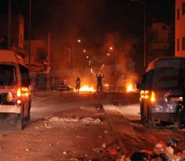Des manifestations violentes , des arrestations et un mort en tunisie : Le mois de janvier est encore chaud