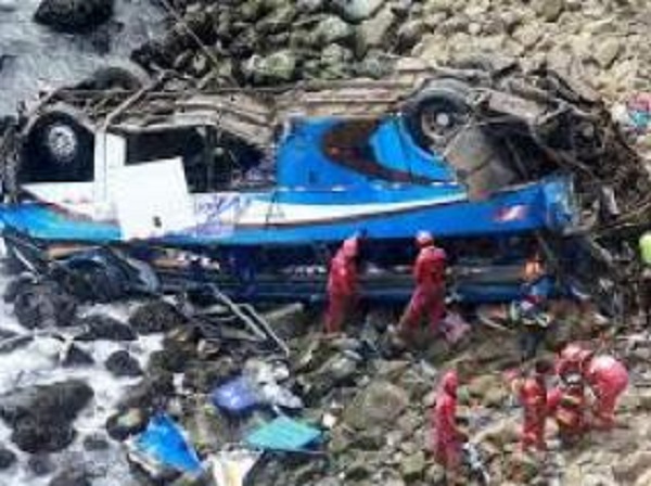 Pérou : au moins 48 morts dans la chute d’un bus du haut d’une falaise