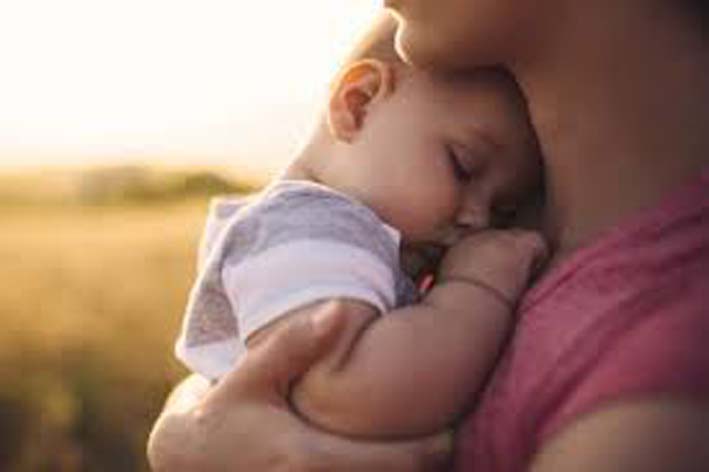 Journée internationale des câlins : Quels sont leurs bienfaits sur les bébés ?