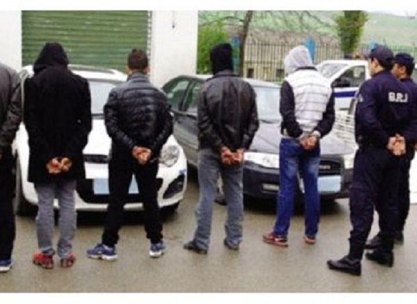 TLEMCEN : Arrestation d’une bande spécialisée dans le trafic international de véhicules de luxe