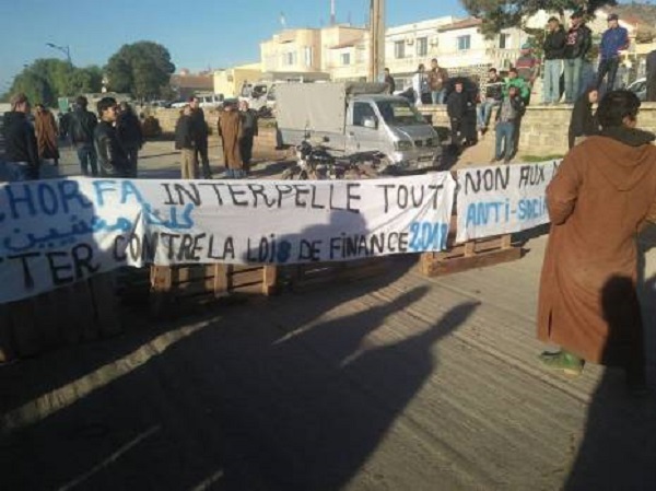 BOUIRA : Des jeunes ferment la RN15 pour protester contre la loi de finances de 2018