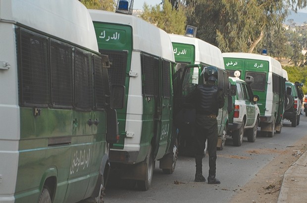 Renforcement du dispositif sécuritaire sur l’autoroute à Lakhdaria : Alger érigée en “forteresse”