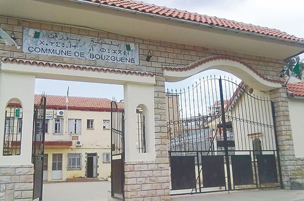 Foncier détourné à BOUZEGUÈNE (TIZI OUZOU) : Le P/APC réunit les comités de village