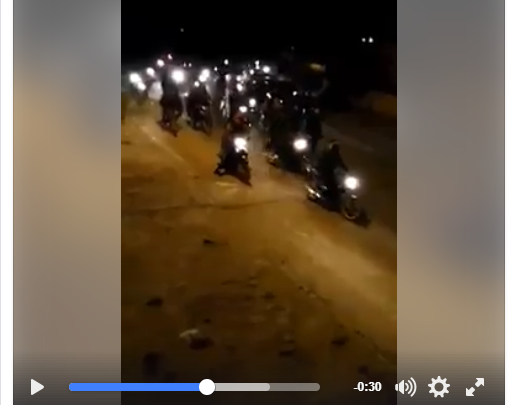 Vidéo- Chômage : Des dizaines de Tunisiens marchent vers l’Algérie