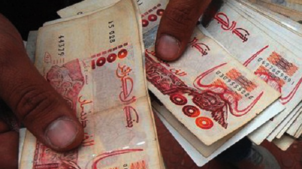 Le faussaire voulait acheter un véhicule avec plusieurs faux billets de banque