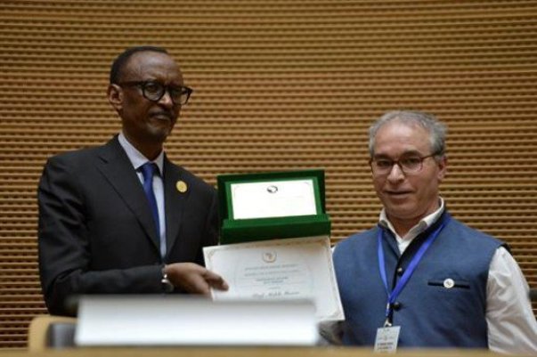 Le professeur algérien Malik Maaza reçoit le prix de l’UA pour l’excellence scientifique