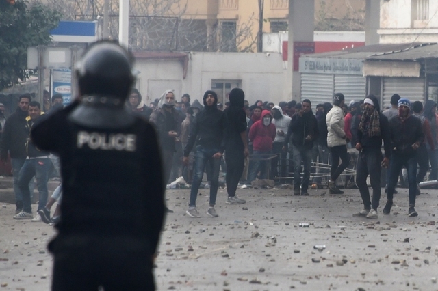 Des protestataires tunisiens ferment un post frontalièr avec l’Algérie