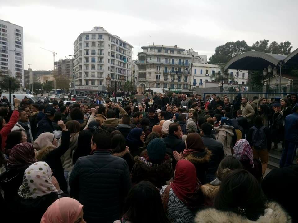 Rassemblement surprise des médecins résidents à Alger-centre (Vidéo)