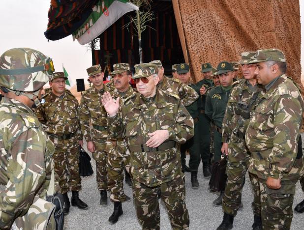 Gaïd Salah appelle à une «surveillance rigoureuse» des frontières et au resserrement de l’étau sur les groupes de contrebande dans toutes ses formes