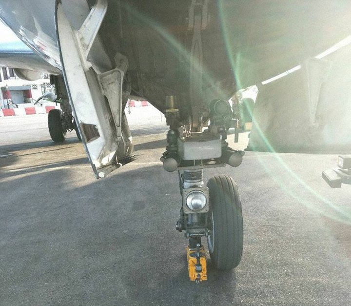 En photos- Un avion d’Air Algérie atterrit avec une roue en moins