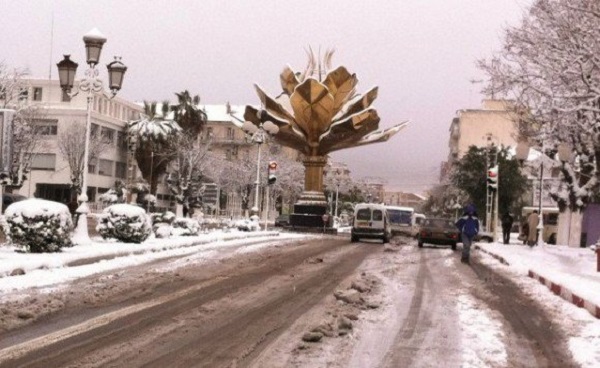 Sétif: la neige rend difficile le trafic routier dans les régions nord et sud de la wilaya
