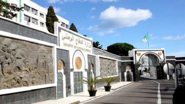 Arrestation d&rsquo;un terroriste recherché à Skikda et de trois éléments de soutien à Batna (MDN)