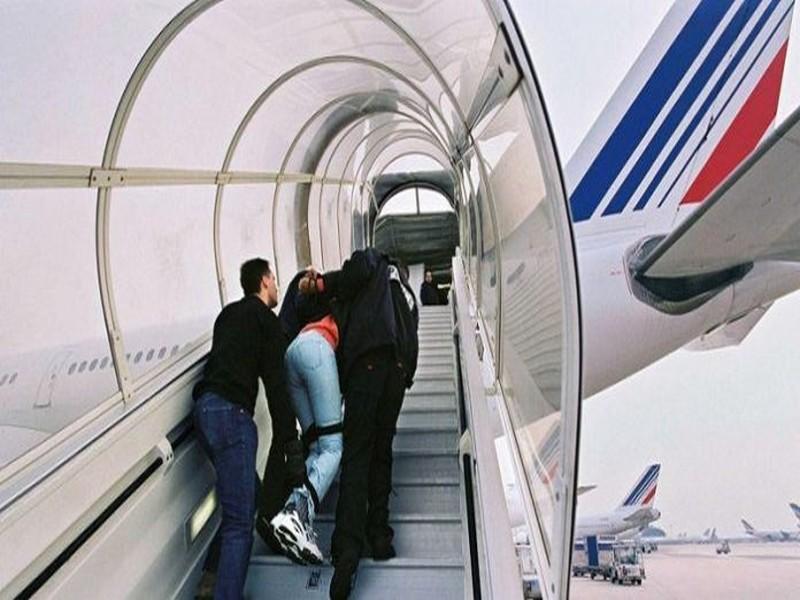 Un boxeur algérien expulsé de force d’Italie pour violence familiale