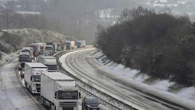 Intempéries : la neige coupe plusieurs routes à la circulation et isole des villages