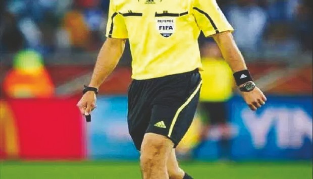 Un arbitre met K.-O. un footballeur qui protestait contre un penalty à Berrahal
