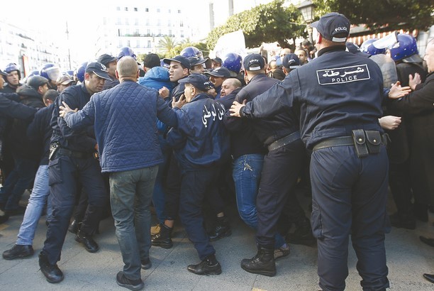 Marche des médecins résidents : Les photos prises par des reporters photographes effacées par la police
