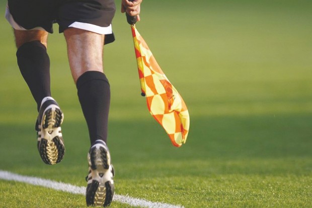Pour avoir arrêté le match au moment de l’envahissement de terrain : Un arbitre mis sur la touche