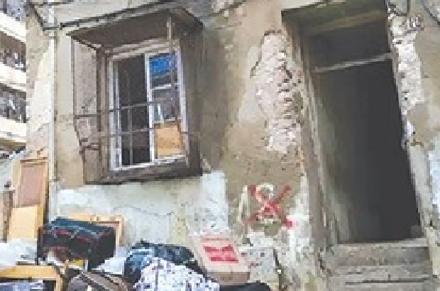 Plusieurs familles y habitent encore à Tiaret : Un immeuble menace ruine au quartier El-Hachemi-Larbi