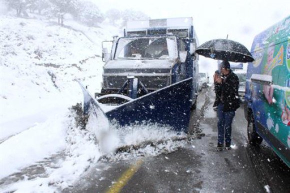 Tiaret : les chutes de neige entravent la circulation routière