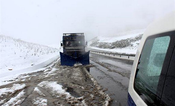 Intempéries: mobilisation de plusieurs moyens pour la réouverture des routes coupées