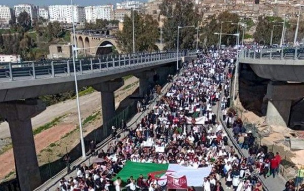 Constantine : marche nationale des médecins-résidents