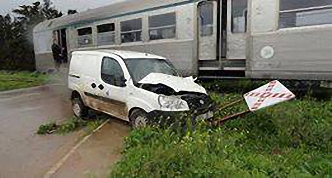 Mostaganem : Un véhicule avec une famille à bord percuté par un train
