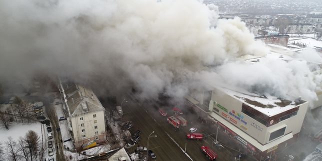 Russie : un impressionnant incendie ravage un centre commercial, 53 morts