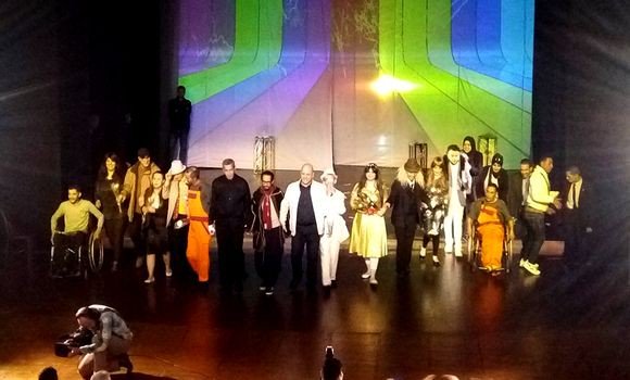 La pièce théâtrale « Mouhakama » expose les les préoccupations des personnes aux besoins spécifiques