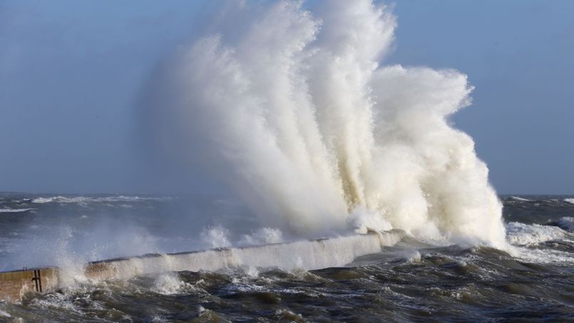 Ghazaouet : Des vagues géantes sur le littoral, les marins-pêcheurs au chômage
