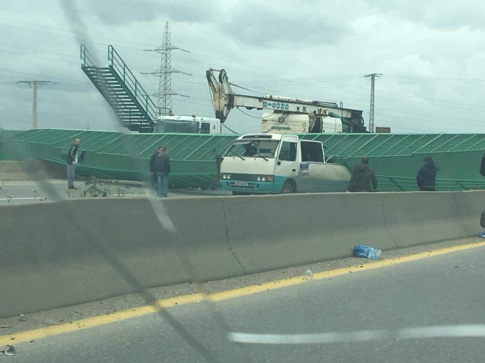 Accident grave, une passerelle s’effondre sur deux véhicules à Boumerdès