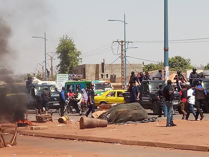Manifestations devant l&rsquo;ambassade d’Algérie au Mali : Les expulsés saccagent et mettent le feu