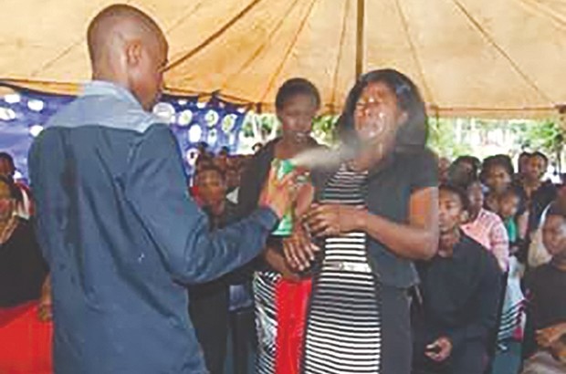 AFRIQUE DU SUD : Il soignait ses fidèles à… l&rsquo;insecticide