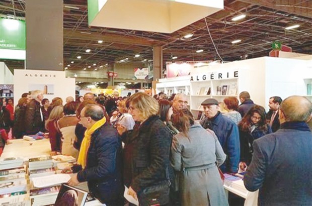 AU STAND ALGÉRIE DU SALON DU LIVRE DE PARIS Le président Macron se rappelle une librairie à Alger
