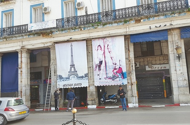 ARCADES DU COURS DE LA RÉVOLUTION À ANNABA : Les stores marquises des magasins pullulent anarchiquement