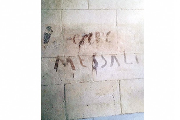 SABLAGE DES ARCADES LONGEANT LE PALAIS DE JUSTICE : Un tag de 1941 découvert