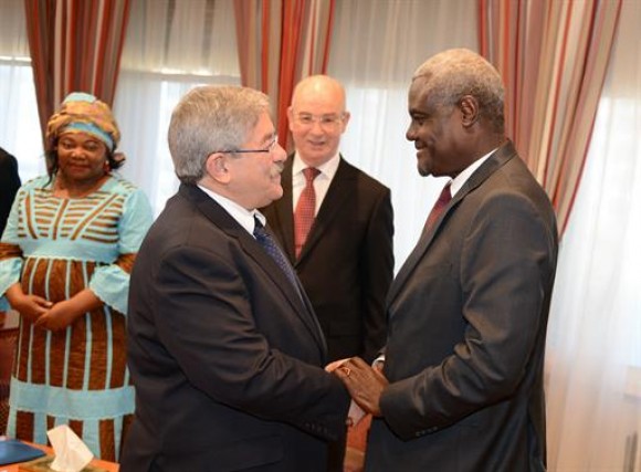 Ouyahia reçoit le président de la Commission de l’Union africaine