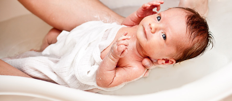Bébé : comment lui faire prendre un bain