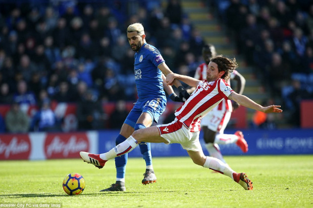 Leicester lorgne déjà sur le remplaçant de Mahrez en cas de départ cet été