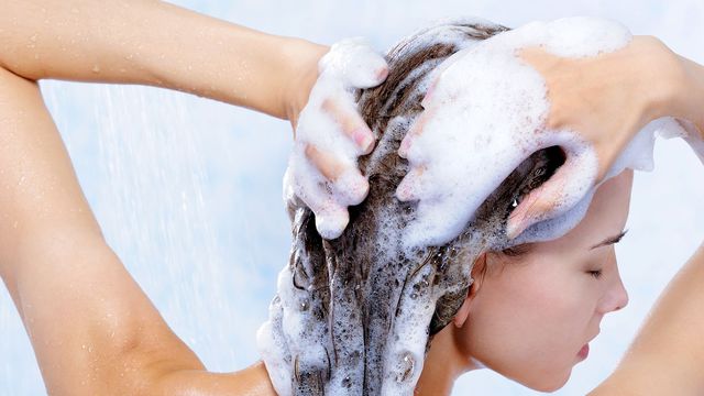 Beauté : Se laver les cheveux tous les jours, bonne ou mauvaise idée ?