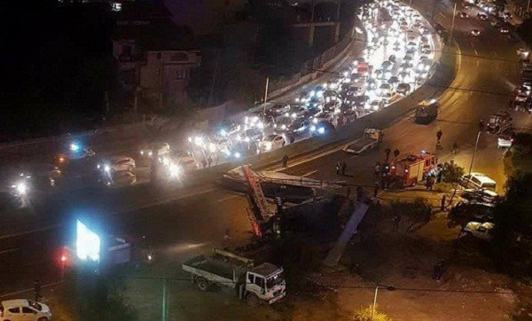 Chute d’un panneau publicitaire sur l’autoroute : une personne succombe à ses blessures