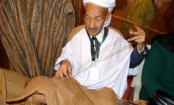 El Bayadh : la djellaba pour hommes, symbole de l’authenticité