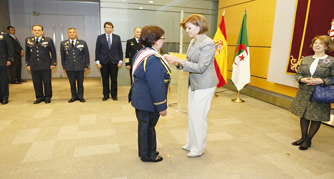 Deux généraux algériens décorés en Espagne !
