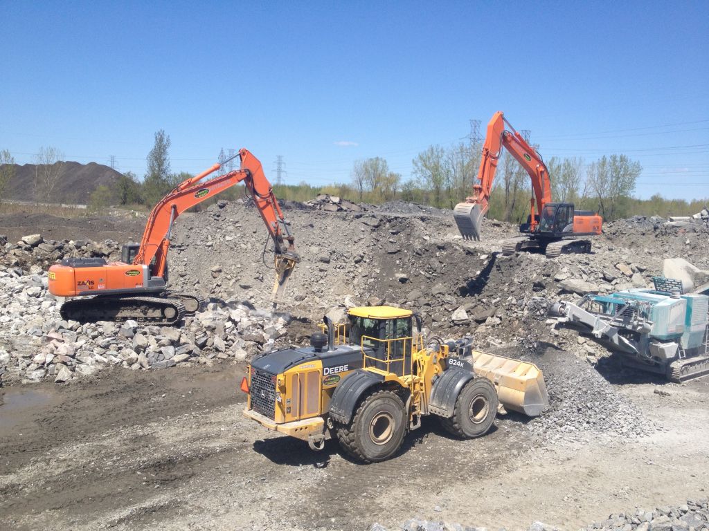 Station de concassage de KsarChellala (Tiaret) : Des ouvriers observent un sit-in