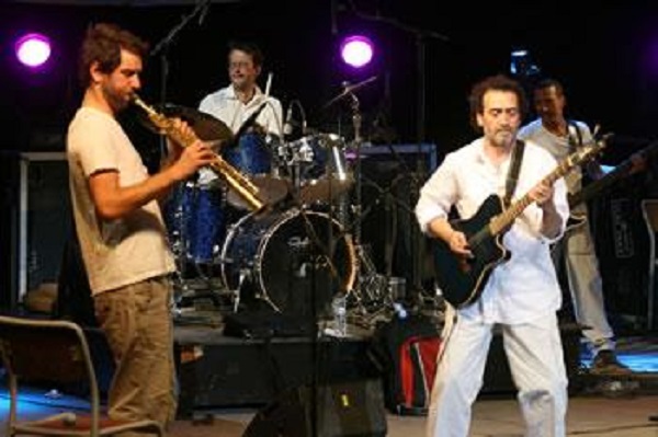 A l&rsquo;initiative de l&rsquo;institut Français : Cheikh Sidi Bémol enflamme le théâtre de Constantine