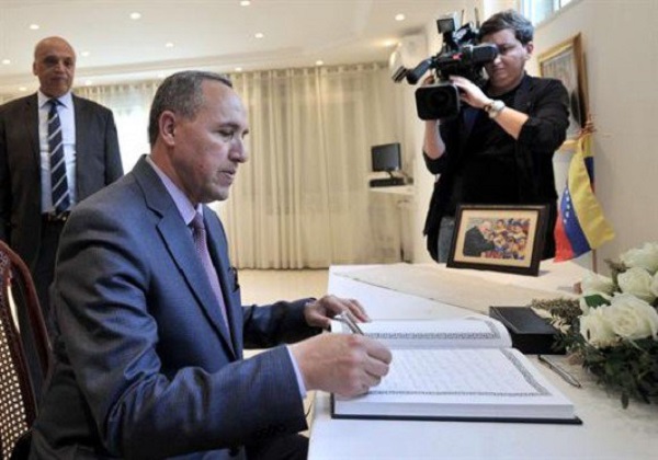 Décès du Maestro Antonio Abreu: le ministre de la Culture signe le registre des condoléances a l&rsquo;ambassade du Venezuela