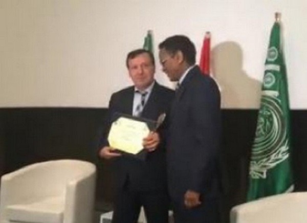 Le DG de la Radio algérienne reçoit le 1er Prix du concours des échanges des programmes radiophoniques